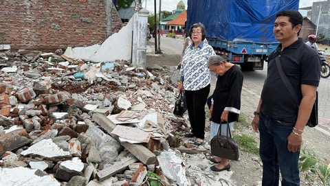 Elina Widjajanti, seorang nenek berusia 80 tahun di Surabaya, Jawa Timur, diduga dikeroyok dan diusir secara paksa