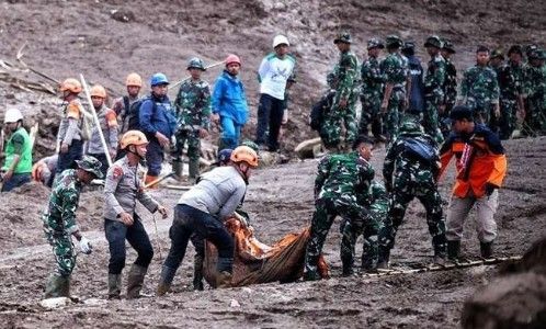 Evakuasi korban longsor Cisarua