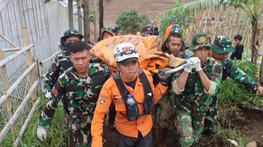 Update Longsor Bandung Barat: Tim SAR Temukan 3 Jenazah, 24 Orang Masih Hilang