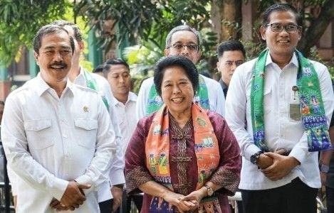 Staf Khusus Menteri Imigrasi dan Pemasyarakatan Bidang Komunikasi dan Media, Ir. H. Abdullah Rasyid, ME, (kanan) mendampingi Menteri Imigrasi dan Pemasyarakatan Jenderal Pol. (Purn.) Drs. Agus Andrianto, S.H., M.H.