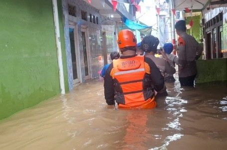 Jakarta Siaga Banjir: 1.623 Jiwa Mengungsi, Petugas Gabungan Percepat Penyedotan Air