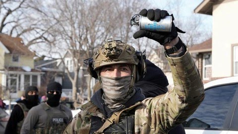 agen-bea-cukai-dan-perlindungan-perbatasan-as-mengangkat-granat