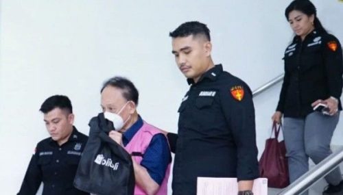 Penyidik Bidang Pidana Khusus Kejaksaan Tinggi Sumatera Utara (Kejatisu) menggiring Direktur Utama PT Prima Alloy Steel Universal (PT PASU), berinisial JS, mengenakan rompi orange usai menjalani pemeriksaan selanjutnya dijebloskan ke Rutan Tanjung Kusta Medan