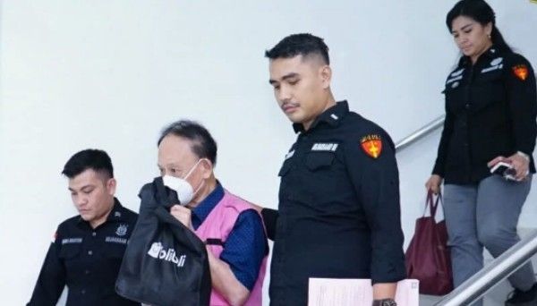 Penyidik Bidang Pidana Khusus Kejaksaan Tinggi Sumatera Utara (Kejatisu) menggiring Direktur Utama PT Prima Alloy Steel Universal (PT PASU), berinisial JS, mengenakan rompi orange usai menjalani pemeriksaan selanjutnya dijebloskan ke Rutan Tanjung Kusta Medan