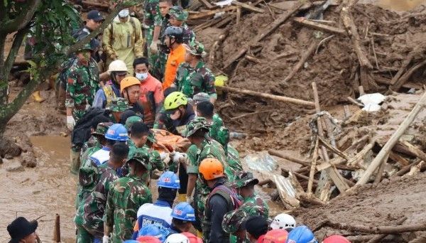 Pencarian Korban Longsor Cisarua Bandung Barat