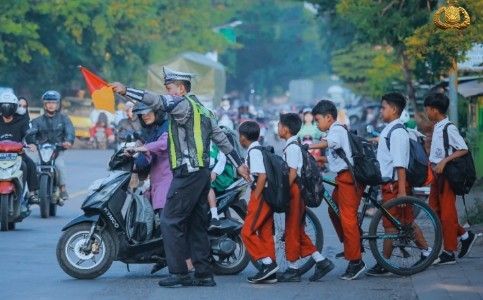 Polisi dan Anak Sekolah