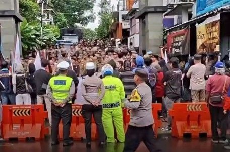 Tak Puas di Kantor Dinas, Massa LSM Serbu Kediaman Pribadi Gubernur Jabar
