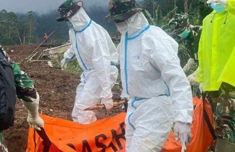 Evakuasi korban longsor Cisarua