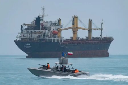 Kapal Iran di Selat Hormuz