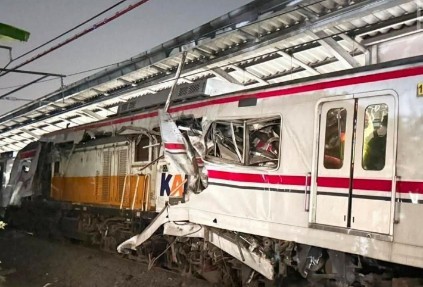 KRL diseruduk KA Argo Bromo