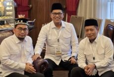 Abdullah Rasyid (tengah) bersama Menteri Koperasi Ferry Joko Juliantono (kanan) dan Ustadz Adi Hidayat (kiri).