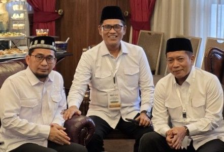 Abdullah Rasyid (tengah) bersama Menteri Koperasi Ferry Joko Juliantono (kanan) dan Ustadz Adi Hidayat (kiri).