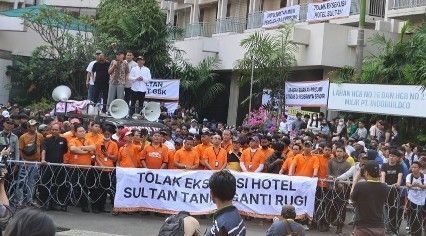 Eksekusi Hotel Sultan Ricuh Dihujani Batu