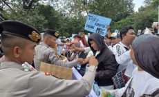 Polda Metro Jaya Kawal Dua Kelompok Massa di Monas