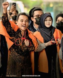 dokter Tifa dan Roy Suryo pakai baju oranye