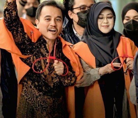 dokter Tifa dan Roy Suryo pakai baju oranye