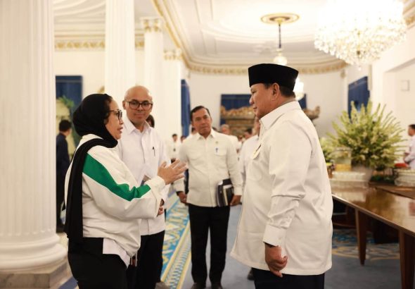 Presiden Prabowo Subianto saat melantik Naniek Sudaryati Deyang sebagai Kepala Badan Gizi Nasional (BGN) mengantikan Dadan Hindayana, di Istana Negara, Jakarta, pada Senin, 8 Juni 2026.