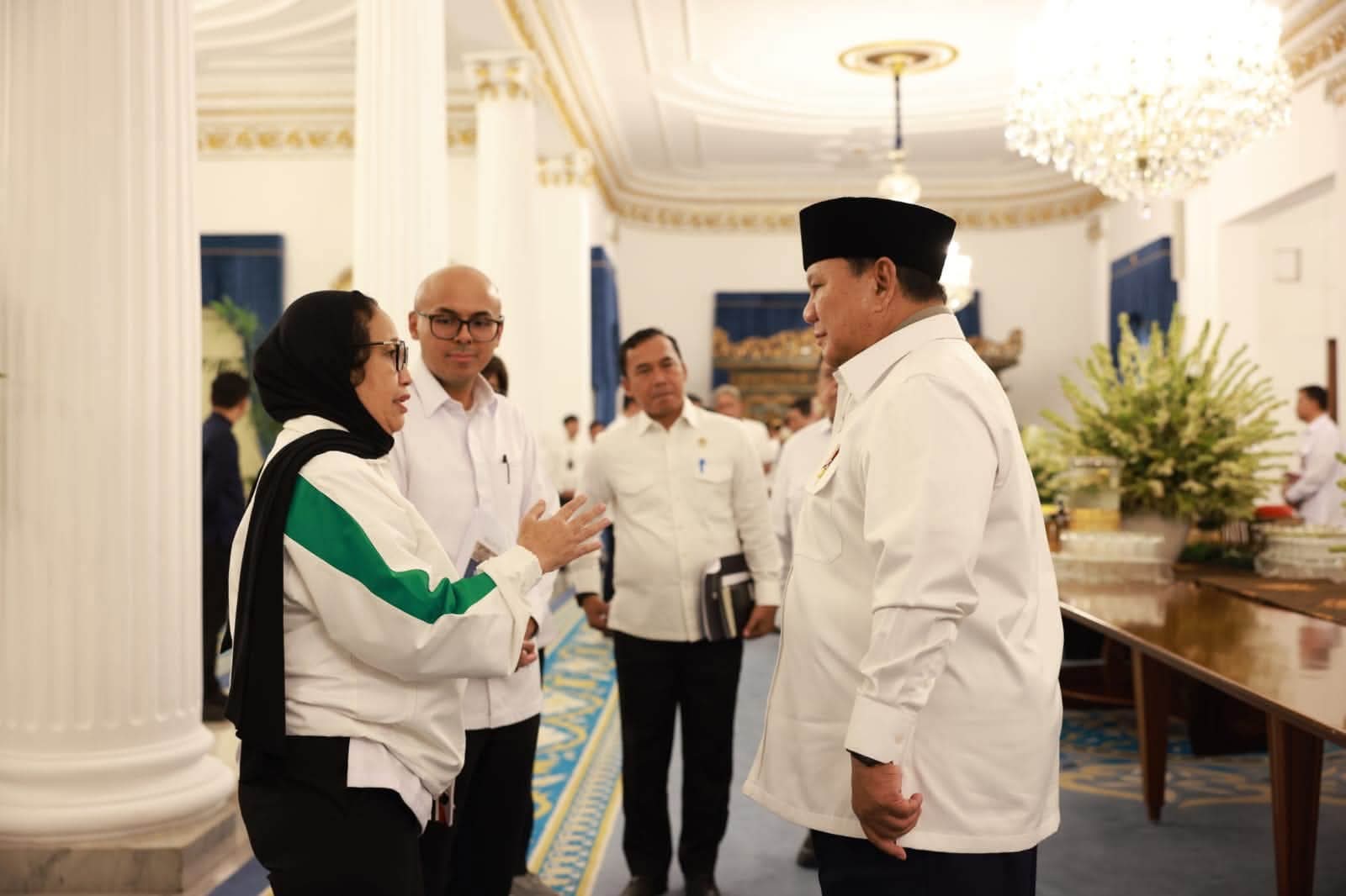 Presiden Prabowo Subianto saat melantik Naniek Sudaryati Deyang sebagai Kepala Badan Gizi Nasional (BGN) mengantikan Dadan Hindayana, di Istana Negara, Jakarta, pada Senin, 8 Juni 2026.