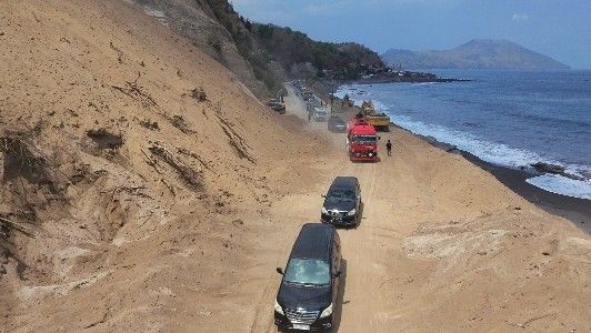Foto udara sejumlah alat berat jenis eskavator
