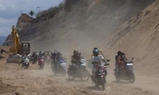 sepeda motor melintas jalur Trans Flores