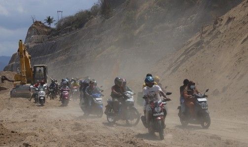 sepeda motor melintas jalur Trans Flores