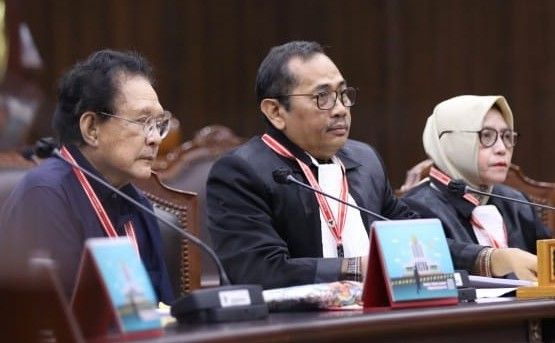 guru-besar-unair-adukan-menkes