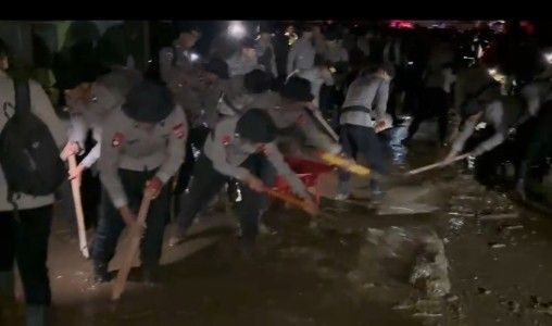 polri-gercep-tangani-banjir-bandang-longsor-solok