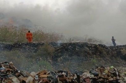 Kebakaran lahan TPA Pasir Bajing