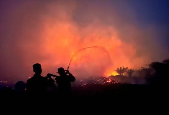 Petugas gabungan dan helikopter water bombing bahu-membahu melakukan pemadaman kebakaran hutan dan lahan di wilayah terdampak. Rincian Jumlah Karakter SEO Google: