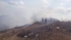 Petugas gabungan bersama warga melakukan penanganan darurat di lokasi terdampak bencana hidrometeorologi.