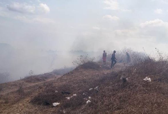 Petugas gabungan bersama warga melakukan penanganan darurat di lokasi terdampak bencana hidrometeorologi.