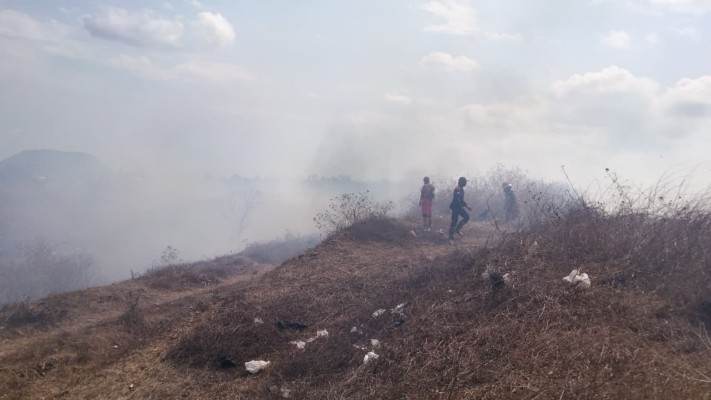 Petugas gabungan bersama warga melakukan penanganan darurat di lokasi terdampak bencana hidrometeorologi.