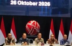 Kepala Eksekutif Pengawas Pasar Modal OJK Hasan Fawzi memberikan keterangan terkait penanganan perdagangan saham tidak wajar di Gedung BEI.