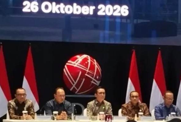 Kepala Eksekutif Pengawas Pasar Modal OJK Hasan Fawzi memberikan keterangan terkait penanganan perdagangan saham tidak wajar di Gedung BEI.