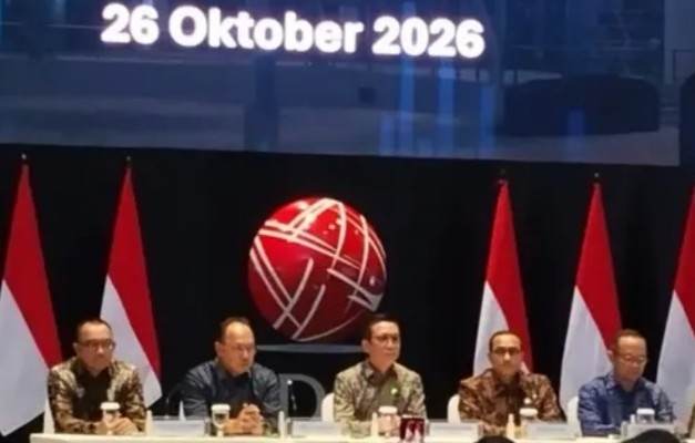 Kepala Eksekutif Pengawas Pasar Modal OJK Hasan Fawzi memberikan keterangan terkait penanganan perdagangan saham tidak wajar di Gedung BEI.