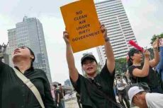 Massa aksi mahasiswa dan masyarakat sipil menggelar demonstrasi #IndonesiaSadar di kawasan Bundaran HI Jakarta bertepatan dengan Hari Sumpah Pemuda
