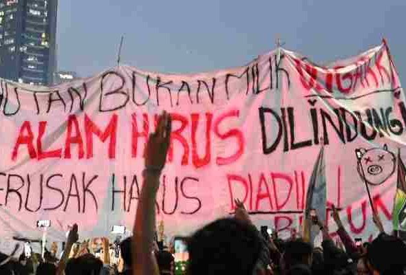 Massa aksi demonstrasi Indonesia Sadar memperingati Hari Sumpah Pemuda di kawasan Bundaran HI Jakarta.