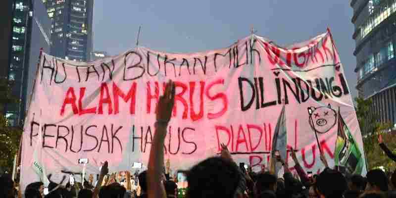 Massa aksi demonstrasi Indonesia Sadar memperingati Hari Sumpah Pemuda di kawasan Bundaran HI Jakarta.