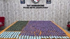 Polres Metro Jakarta Pusat menunjukkan barang bukti 858 cartridge vape diduga mengandung etomidate dan sabu