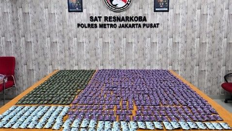 Polres Metro Jakarta Pusat menunjukkan barang bukti 858 cartridge vape diduga mengandung etomidate dan sabu